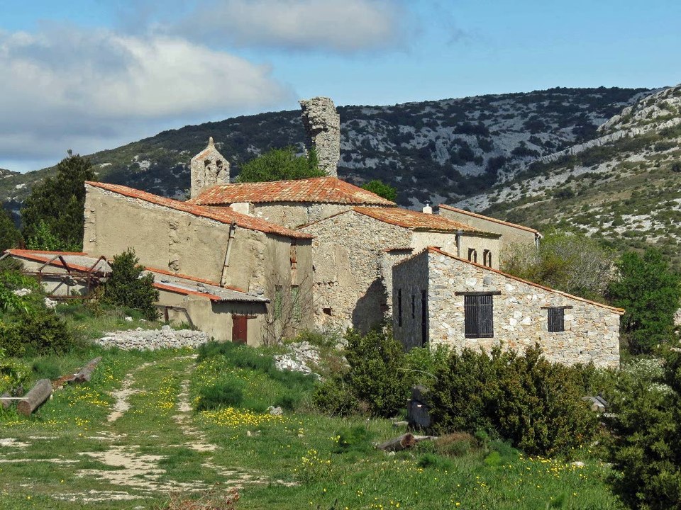 LE SENTIER DU MYRTE ET DU GENEVRIER depuis le château d'Opoul