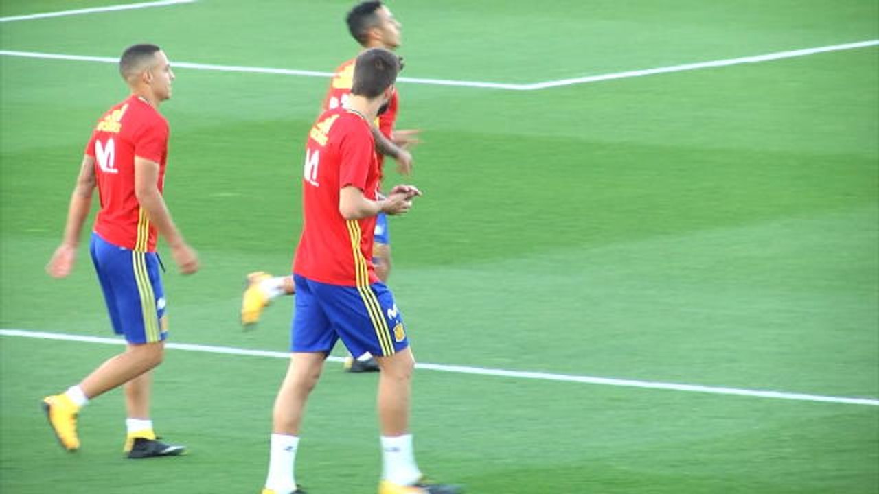 Pique whistled at Spain training