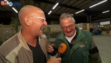 Criador de galinhas ri como uma galinha