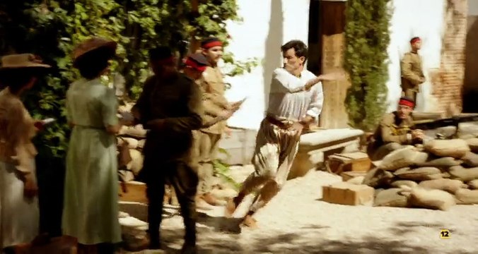 Avance 'Tiempos de guerra' | Julia y Larbi, despedidos por facilitar la fuga de Pedro