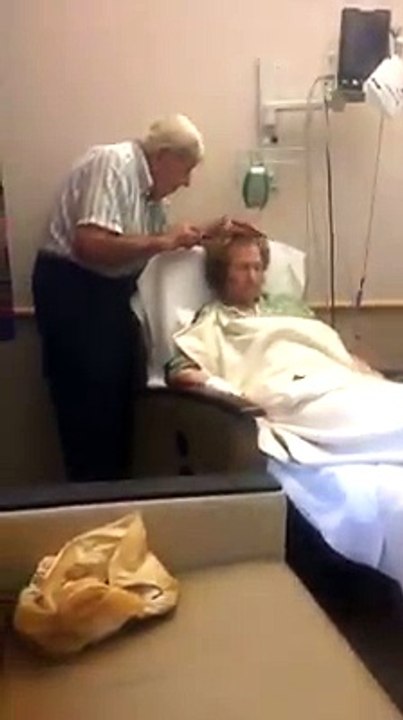 Internet comove-se ao ver idoso pentar e cuidar da sua mulher doente ... Um amor para toda a vida!