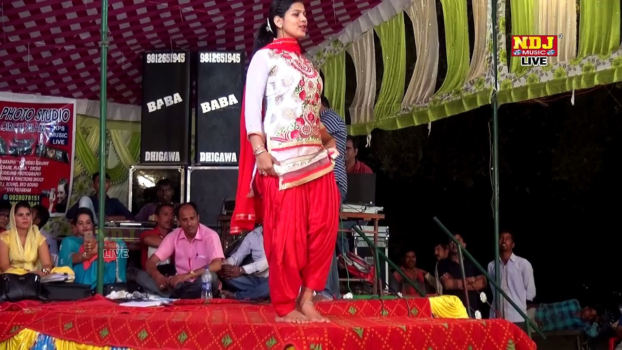 उषा जांगड़ा का नया धमाका हलवे हलवे खोल बटन मेरी कुर्ती के । Live Stage Dance 2017 _ Haryanvi DJ Dance-8pZu5wIrURQ