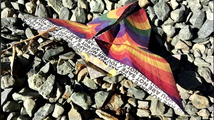 ORIGAMIS CONTENDO MENSAGENS AMEAÇADORAS APARECEM EM CIDADE NOS EUA