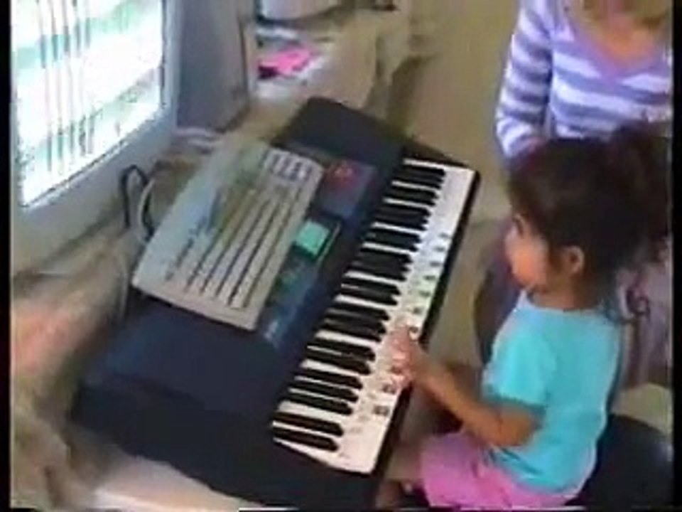 Teaching 3 year old child to play piano
