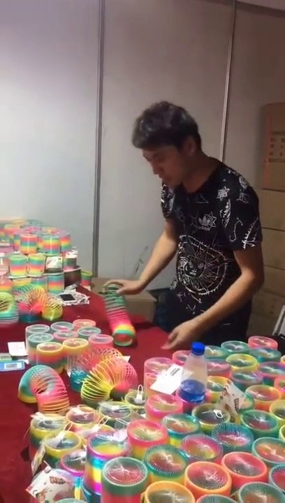 Ce gars est le roi du slinky... Quel talent