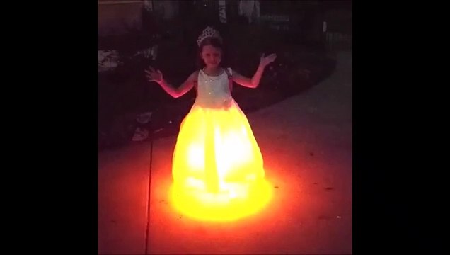 Votre fille va surement vous demander cette robe pour Halloween... Robe de princesse qui s'illumine et change de couleur