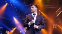 Rick Astley stoppe un concert à cause de fans trop chauds et demande la sécu !