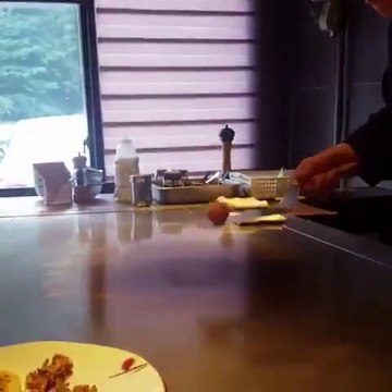 Jongles avec un oeuf sur une spatule par ce chef chinois !