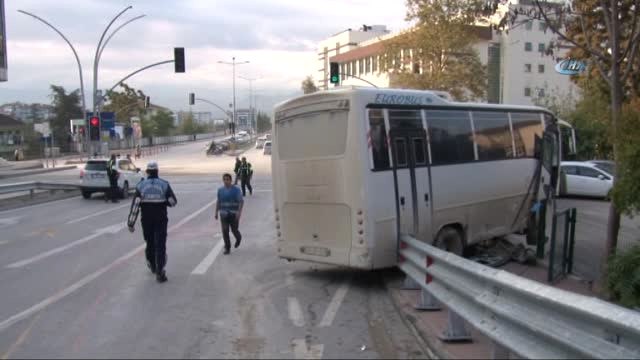 Freni Patlayan Midibüs 3 Araca Çarpıp Duvara Çıktı: 1 Yaralı