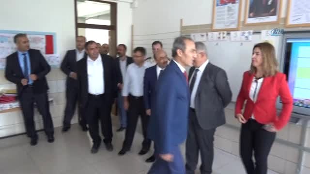 Minik Öğrencilerle Aynı Sıraları Paylaşıp Ders Yaptılar