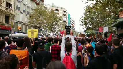Papeletas al aire frente a la sede del PP en Barcelona