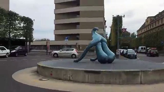 Un clitoris géant au milieu de la ville de Neuchâtel en Suisse