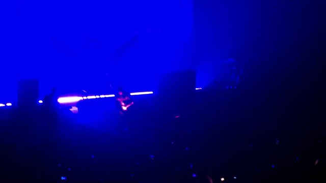 Un décor tombe sur Marilyn Manson lors d'un concert