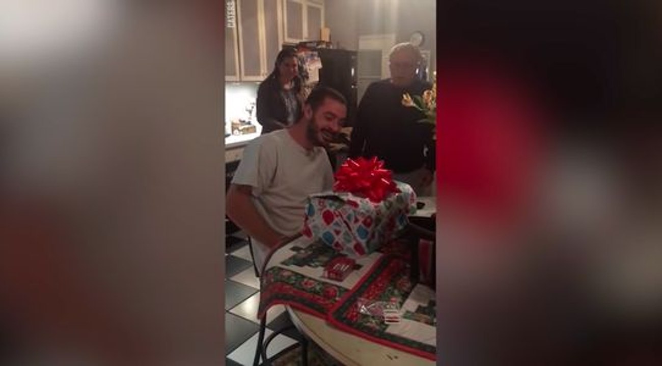 Cet ex-marine est très ému par son cadeau !