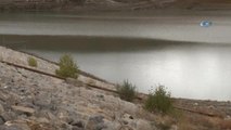 Kurak Geçen Mevsimle Baraj Suları Çekildi, Eski Mezarlıklar Ortaya Çıktı