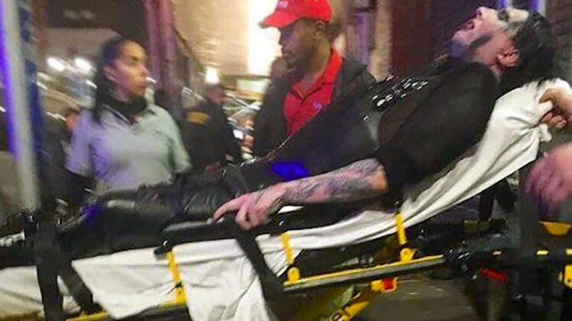 Marilyn Manson écrasé par un décor pendant un concert