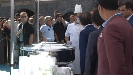 Cumhurbaşkanlığı Diyarbakır'da Aşure Dağıttı