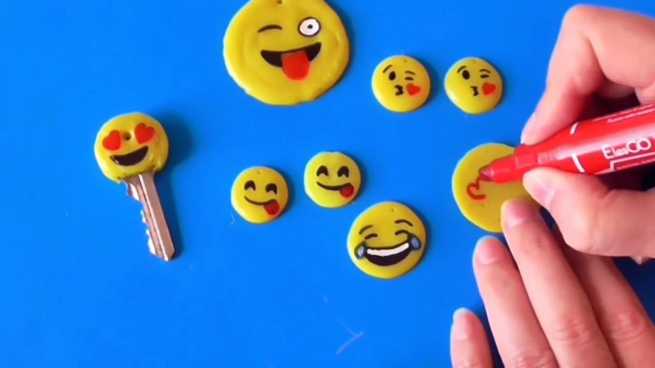 Emoticonos colgantes pendientes, llaveros Emojis collares silicona caliente - Manualidades Ahora
