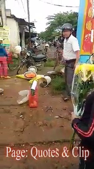 Xôn xao clip cán bộ đá bay thau cá để dẹp vỉa hè