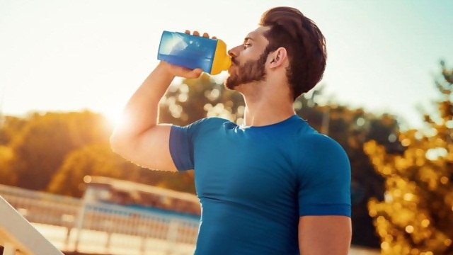 الإفراط بشرب المياه أخطر مما تتوقع.. هذا ما قد يفعله بجسمك