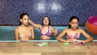 BRINCADEIRAS NA PISCINA COM AMIGAS