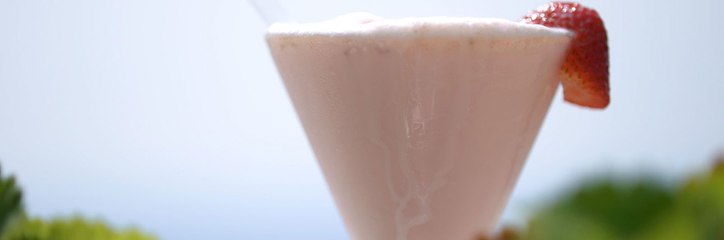 حلى الكاسات : كوكتيل المتلجات بالفراولة