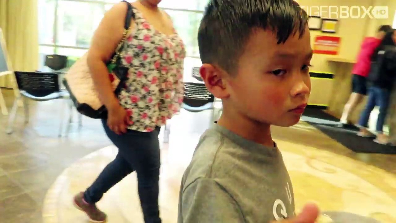 Kids with New FIDGET SPINNER Goes To Indoor Trampoline Park – TigerBox HD