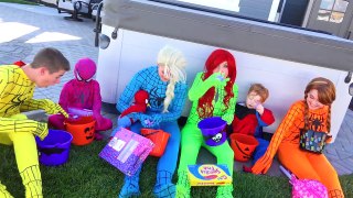 Frozen Elsa becomes spiderman! Frozen Anna becomes orange spiderman! Funny superhero clothes swap!