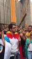 Mostres de suport a un manifestant amb la bandera espanyola