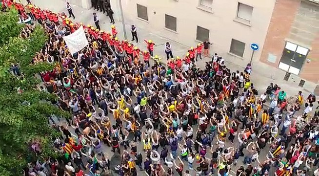 Manifestació silenciosa a Manresa davant de la caserna de la Guàrdia Civil