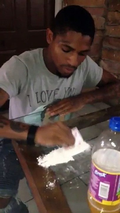 Un homme péte un câble lorsqu'il goûte son énorme rail de cocaïne !