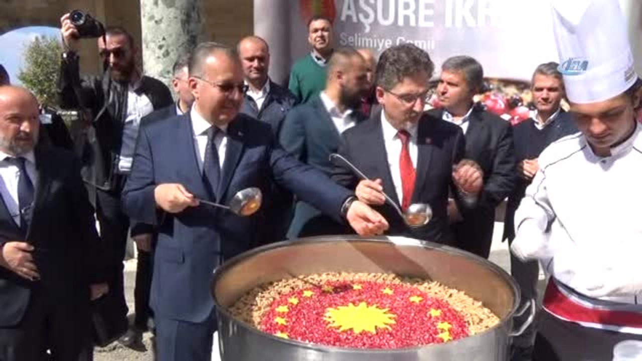 Cumhurbaşkanlığı'ndan Selimiye Camii'nde Aşuresi Dağıtımı