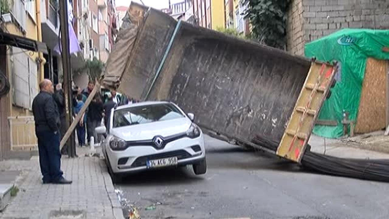 İstanbul'da Faciadan Dönüldü... Çağlayan'da Kamyonet Otomobilin Üzerine Devrildi