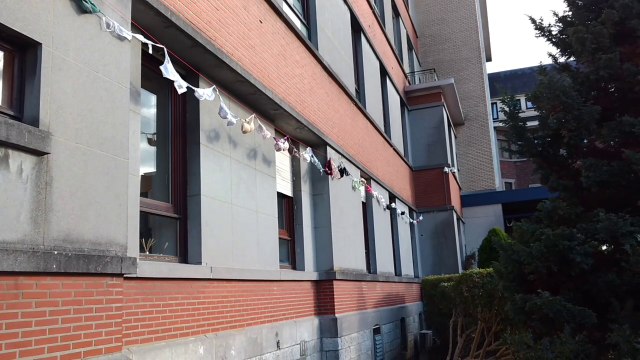 Une guirlande de soutiens-gorge pour sensibiliser au dépistage du cancer du sein à la clinique Ste Elisabeth à Heusy