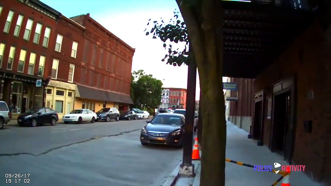 Un policier tire sur un homme armé dans la rue et découvre quil sagit dun acteur en plein tournage !