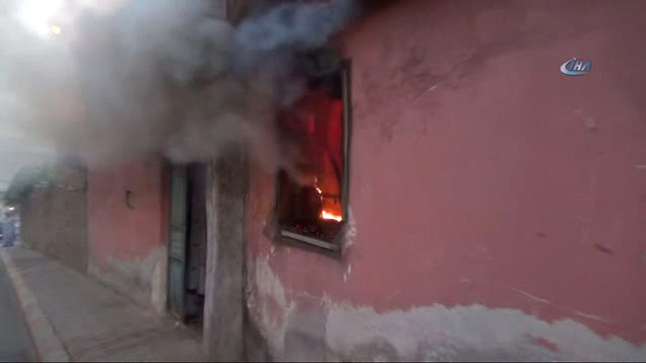 Kahramanmaraş'ta Yangın Paniği...topladığı Kağıtlarla Su Isıtmaya Çalışırken Yangın Çıktı