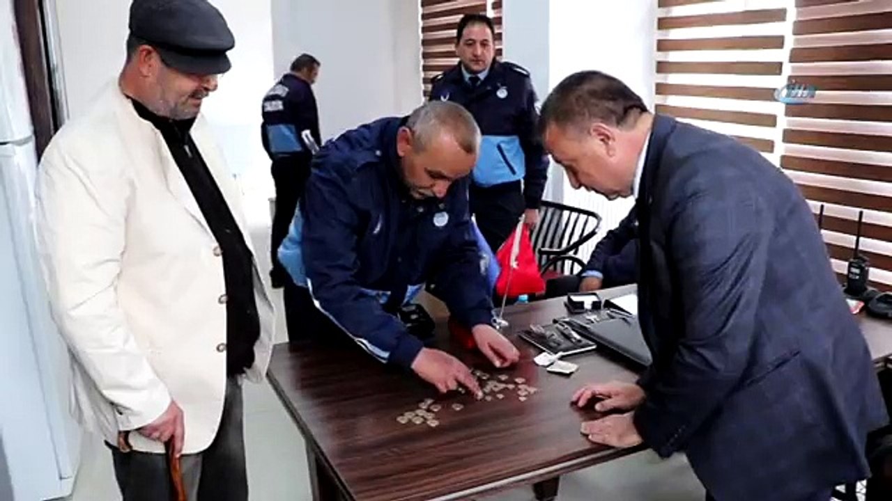 dilencilere para wermeyin duygu sömürüsü yaparak kandırıyorlar dilencilerin sizden fazla parası war