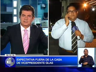 Expectativa en exteriores del domicilio de Ricardo R.