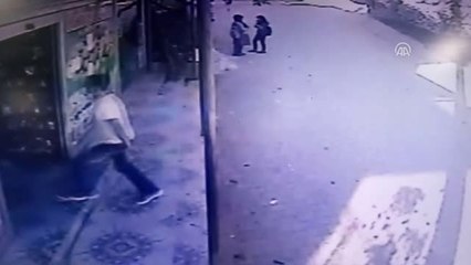 Adana'da Bıçaklı Gasp Kameraya Yansıdı