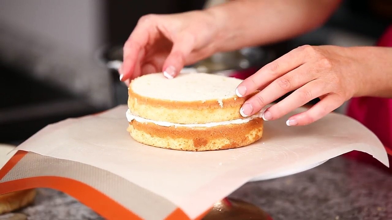 How to Layer and Frost a Cake with Perfectly Smooth Sides