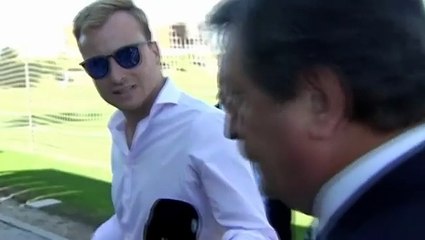 Larrea: "Si no tiene ninguna lesión, Piqué seguirá"