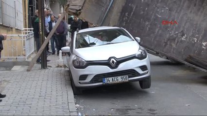 Demir Yüklü Kamyonet Otomobilin Üzerine Devrildi