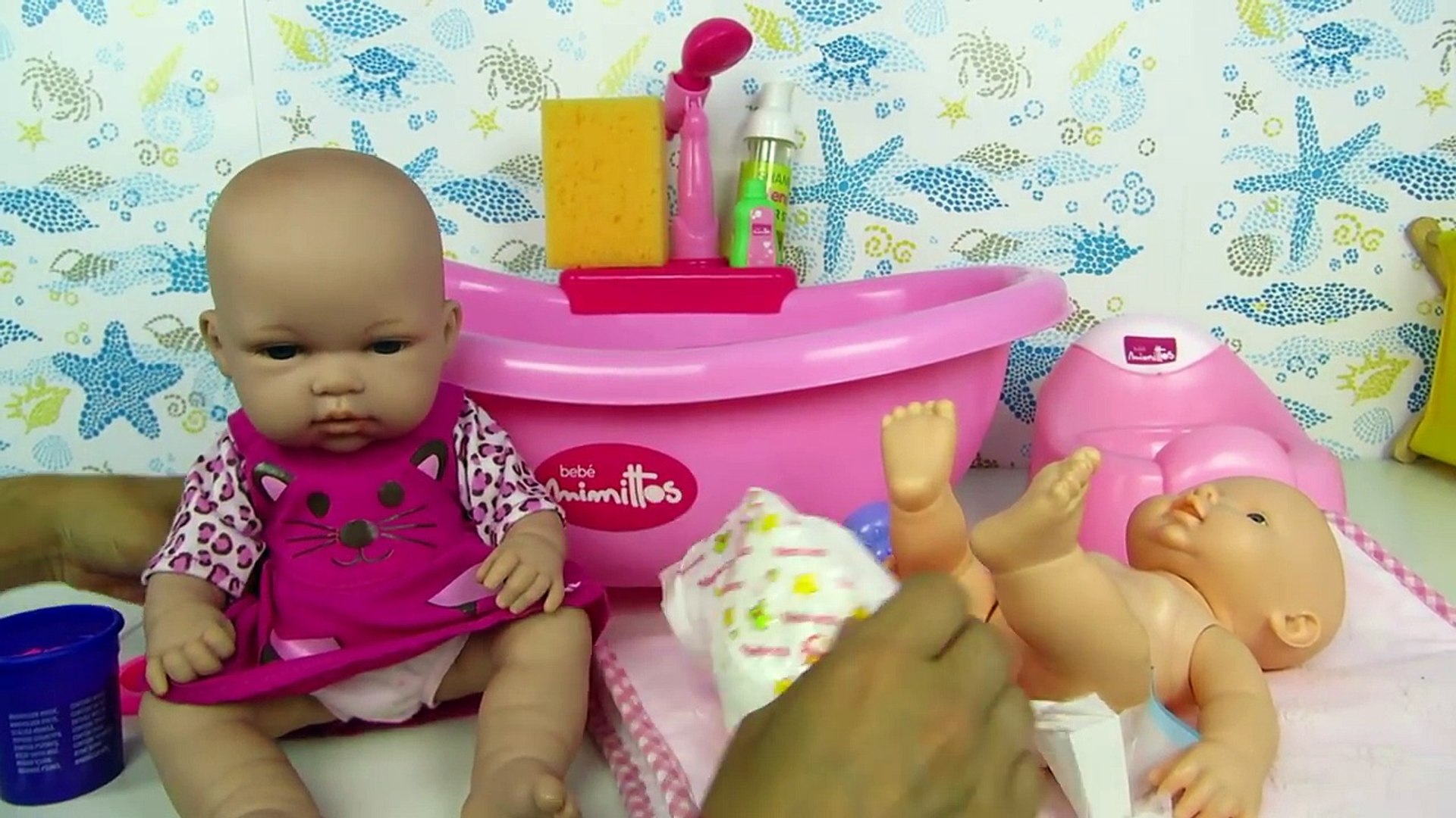 Bañamos a las muñecas bebés Lucía y Ana en la bañera con jacuzzi videos de  juguetes en español – Видео Dailymotion