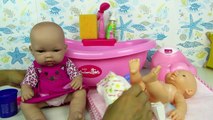 Bañamos a las muñecas bebés Lucía y Ana en la bañera con jacuzzi videos de juguetes en español