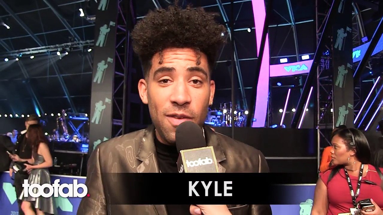 VMAs Celebrities Belt Out Their Favorite Shower Song-LZxb5_rEhgs