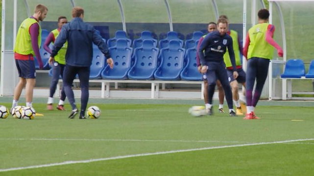 VIRAL: Sepakbola: Southgate 'Dikerjai' Pemain Inggris