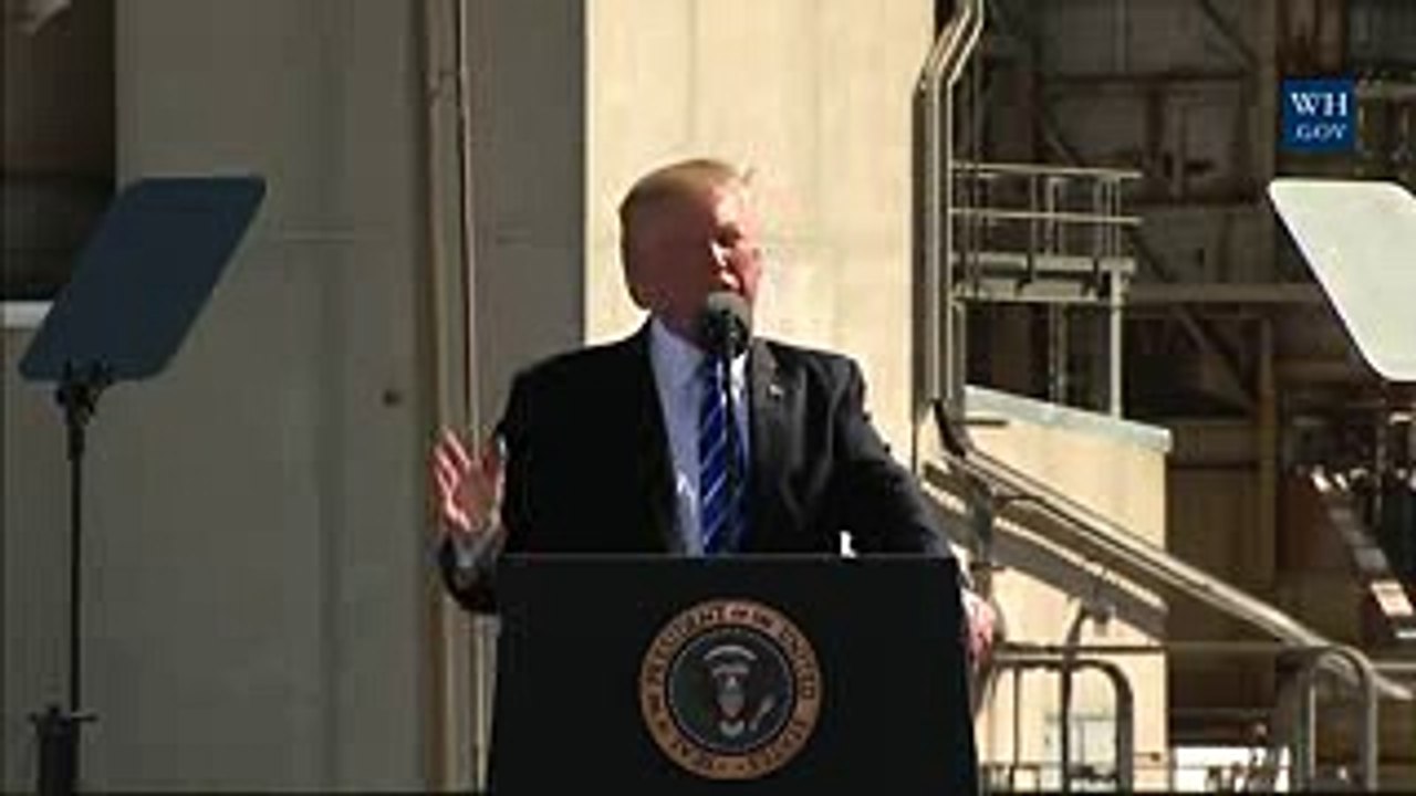 Trump Kisses His Daughter Ivanka During ND Speech