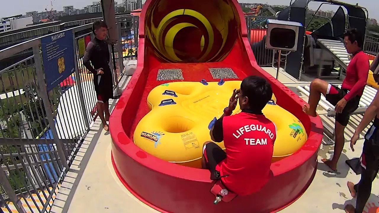 Royal Flush Water Slide at Wild Wild Wet Singapore-ui0w3dMcVgg