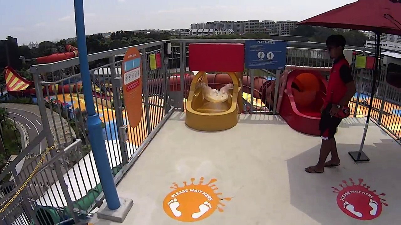 The Free Fall Water Slide at Wild Wild Wet Singapore-sX3tGm6Uv40