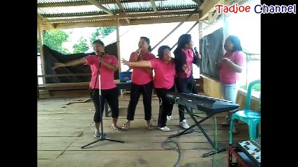 Semangat nyanyi ibu2 ini luar biasa